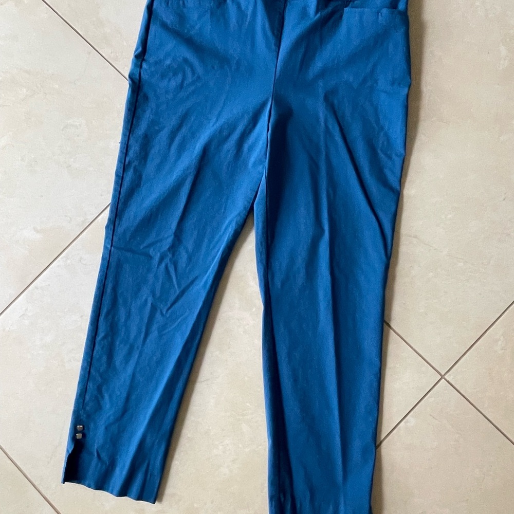 Chico's Blue Cropped Stretch Pants 🌟$30 or 2 for $50🌟